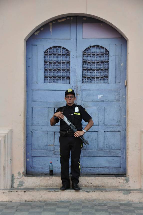 Um orgulhoso guarda faz a sua ronda nas ruas de Granada, na Nicarágua